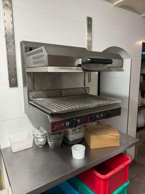 une photo d'un grill professionnel dans une cuisine professionnelle
