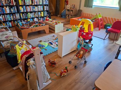 une chambre d'enfant avec des jouets et des étagères