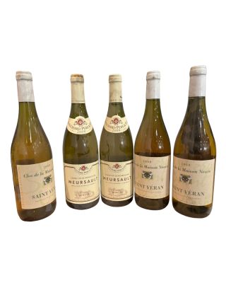 six bouteilles de vin sont alignées sur une surface blanche