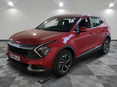 un SUV rouge garé sur un sol à damier dans un garage
