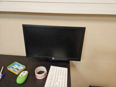 Ensemble de matériel informatique comprenant : un écran plat…