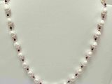collier de perles orné de grenats et de perles sur un mannequin blanc