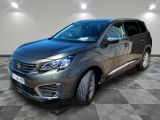la voiture grise est garée dans le garage sur un sol en damier