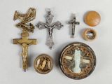 beaucoup d'objets religieux sur la table