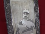 la photo d'un homme moustachu sur fond rouge