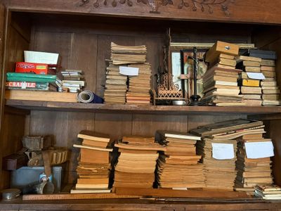 une étagère sur laquelle sont posés de nombreux livres