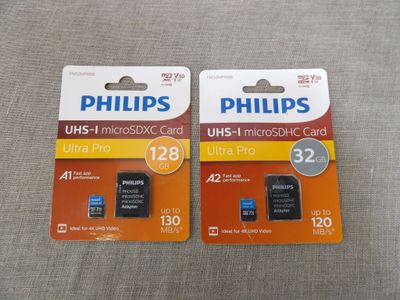 deux cartes micro SD Philips empilées l'une sur l'autre