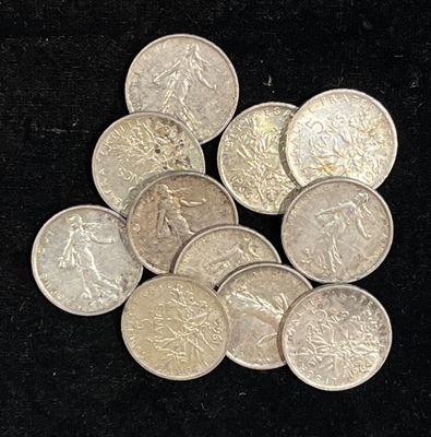une pile de pièces d'argent sur une surface noire