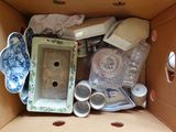 une boîte en carton remplie d'assiettes et de plats de toutes sortes