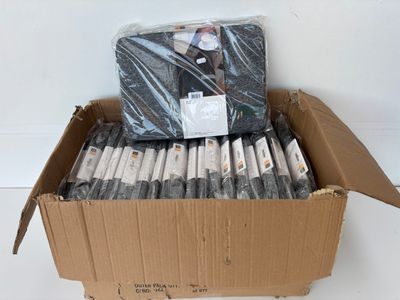 une boîte en carton avec un tas de livres à l'intérieur