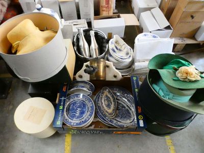 beaucoup d'objets posés sur le sol