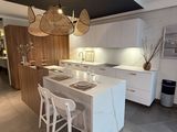 une grande cuisine avec un îlot central au milieu de la pièce