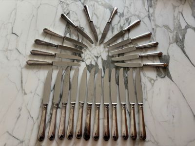 beaucoup de couteaux posés sur une table