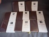un grand nombre de livres posés sur une table