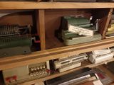 many different type of typewriters on this shelf