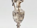 un vase ancien en métal argenté orné d'un oiseau