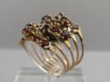 une bague en or sertie de grenats