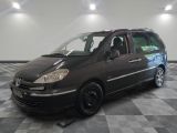 la photo d'un monospace noir garé dans un garage