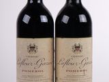 deux bouteilles de vin posées l'une à côté de l'autre sur une table