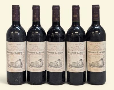 six bouteilles de vin sont alignées sur une surface blanche