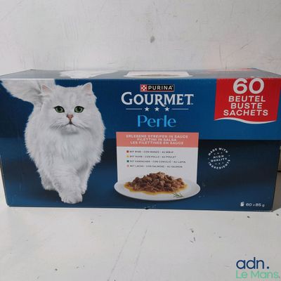 une boîte de nourriture pour chat haut de gamme posée sur une table
