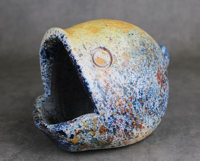 un gros plan d'un objet en forme de poisson posé sur une table