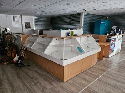 Comptoir D'Angle Avec Vitrines