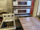 une image d'une cuisine commerciale avec une cuisinière et un four