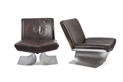 paire de fauteuils de salon en cuir marron avec des pieds chromés