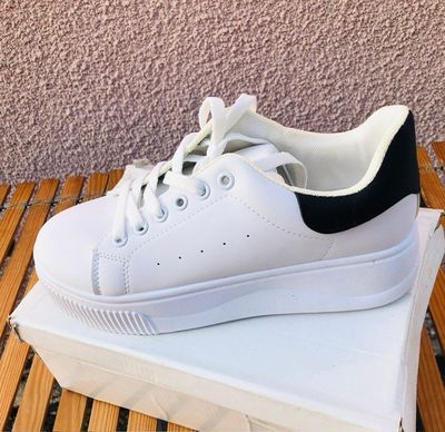 Vente en lot d'un ensemble de plus de 1350 paires de chaussu…