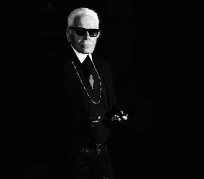 BIOGRAPHIE - KARL LAGERFELD Parallèlement à ses activités ch…
