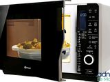 un micro-ondes contenant un bol de nourriture