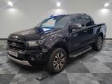 une photo d'un pick-up noir garé dans un garage