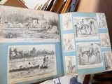 quelqu'un tient un livre avec des photos de personnes dans un bateau