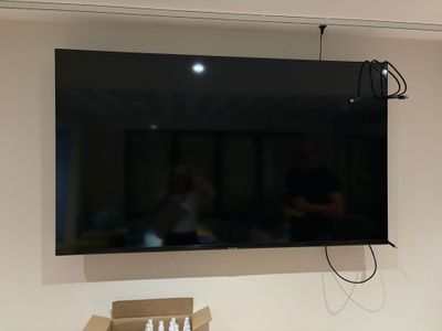 une télévision à écran plat fixée au mur au-dessus d'une table