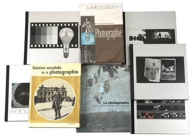 un grand nombre de livres posés sur une table