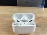 Des AirPods d'Apple sont posés sur une table, dans un étui transparent