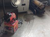 une pièce équipée d'un ventilateur, d'une table et d'une chaise