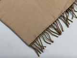 écharpe beige à franges sur fond blanc