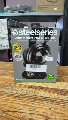 une boîte de casques audio posée sur une table dans un magasin