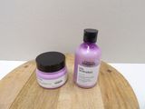 un flacon de lotion et un pot de lotion posés sur une table