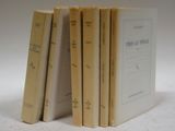 plusieurs livres sont empilés sur une surface blanche