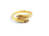 gros plan d'une bague en or sur fond blanc