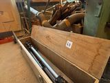 une boîte en bois contenant tout un tas d'outils