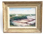 une peinture à l'huile représentant une scène de campagne avec une grange blanche au loin