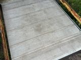 vue aérienne d'une rampe menant à un bâtiment doté d'un portail
