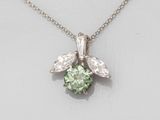 un pendentif en tourmaline verte et diamants, monté sur une chaîne en argent