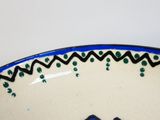 une assiette bleue et blanche avec un oiseau dessus