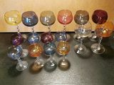 de nombreux verres à vin de différentes couleurs alignés sur une table