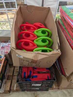 une boîte en carton remplie de ciseaux de toutes les couleurs